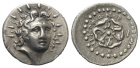 Inseln vor Karien. Rhodos.

 Drachme (Silber). Ca. 84 - 30 v. Chr.
Vs: Kopf des Helios mit Strahlenkrone in Dreiviertelansicht rechts.
Rs: Rosenbl...