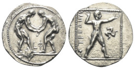 Pamphylien. Aspendos.

 Stater (Silber). Ca. 380 - 325 v. Chr.
Vs: Zwei Ringer einander gegenüber, der linke packt mit beiden Händen den linken Arm...