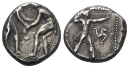 Pamphylien. Aspendos.

 Stater (Silber). Ca. 380 - 325 v. Chr.
Vs: Zwei Ringer einander gegenüber, der linke packt mit beiden Händen den linken Arm...