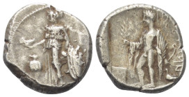 Pamphylien. Side.

 Stater (Silber). Ca. 360 - 333 v. Chr.
Vs: Athena Nikephoros mit Schild und Lanze nach links stehend; im Feld links Granatapfel...