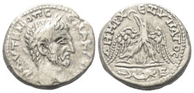 Phönikien. Berytos. Macrinus (217 - 218 n. Chr.).

 Tetradrachme (Billon). 217 - 218 n. Chr.
Vs: Büste des Macrinus mit Lorbeerkranz rechts.
Rs: A...