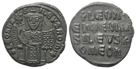 Leo VI. (886 - 912 n. Chr.).

 Follis (Bronze). Constantinopolis.
Vs: LEON bAS - ILEVS ROM. Brustbild mit Krone, Chlamys und Akakia en face.
Rs: +...