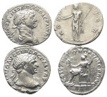 Römische Münzen - Lots. Kaiserzeit.


Lot (2 Stück, Silber): Denare des Traianus (98 - 117 n. Chr.).

Ein Stück mit Kratzer auf Rs., sonst sehr s...
