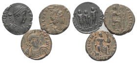 Römische Münzen - Lots. Kaiserzeit.


Lot (3 Stück, Bronze): Folles des Honorius (393 - 423 n. Chr.) (2x) und der Aelia Eudoxia (400 - 404 n. Chr.)...