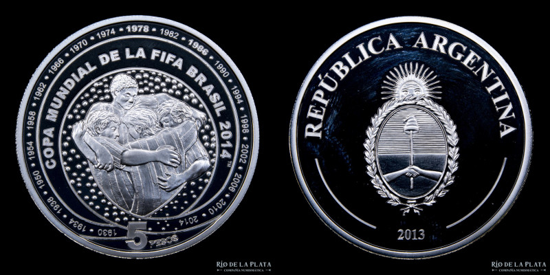 Argentina. 5 Pesos 2013. FIFA World Cup Brasil 2014. Plata 900; 33.0mm; 13.5g. K...