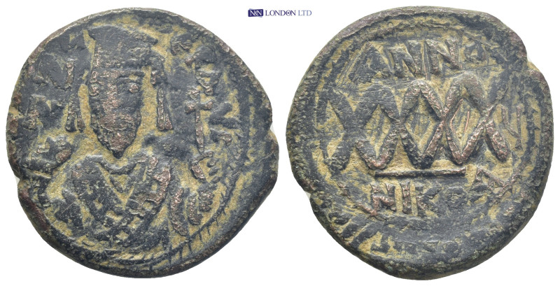 Phocas. Follis. (28mm, 10.7 g) RY 5 = 606/7 d.C. Nicomedia. Anv.: Crowned bust f...