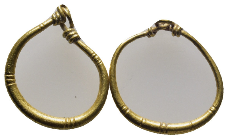 Gold earring. (2.28 g)