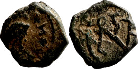 Antik coin bronze

8mm 0,71g

Artificial sand patina