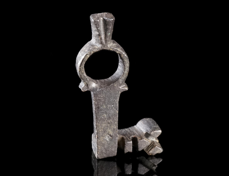 A FINE ROMAN BRONZE KEY
Circa 1st-3rd century AD.
With a head with loop and a ...