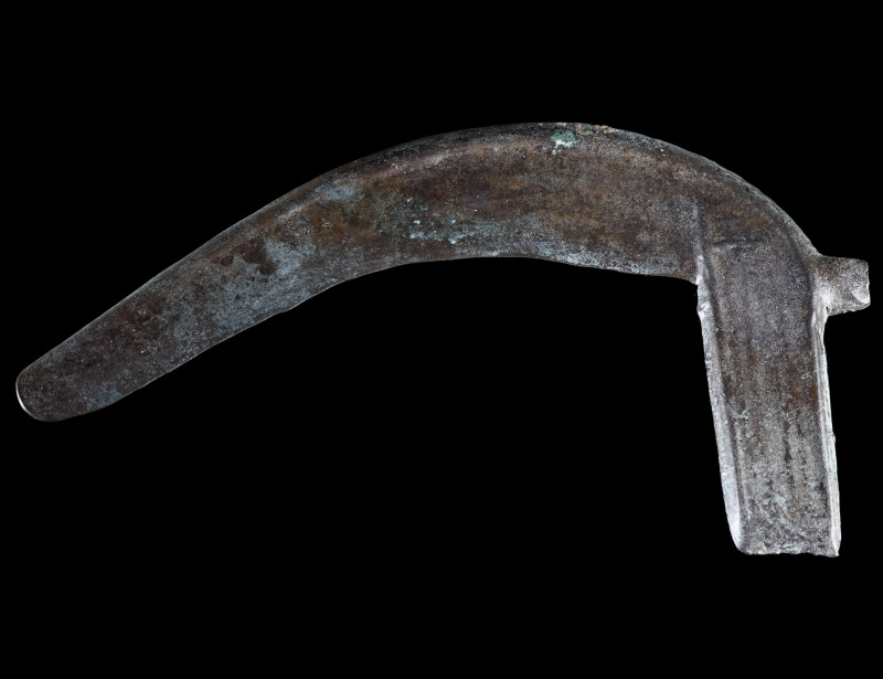 A LARGE LATE BRONZE AGE SICKLE
Circa 1000-800 BC.
Bronze sickle with a raised ...