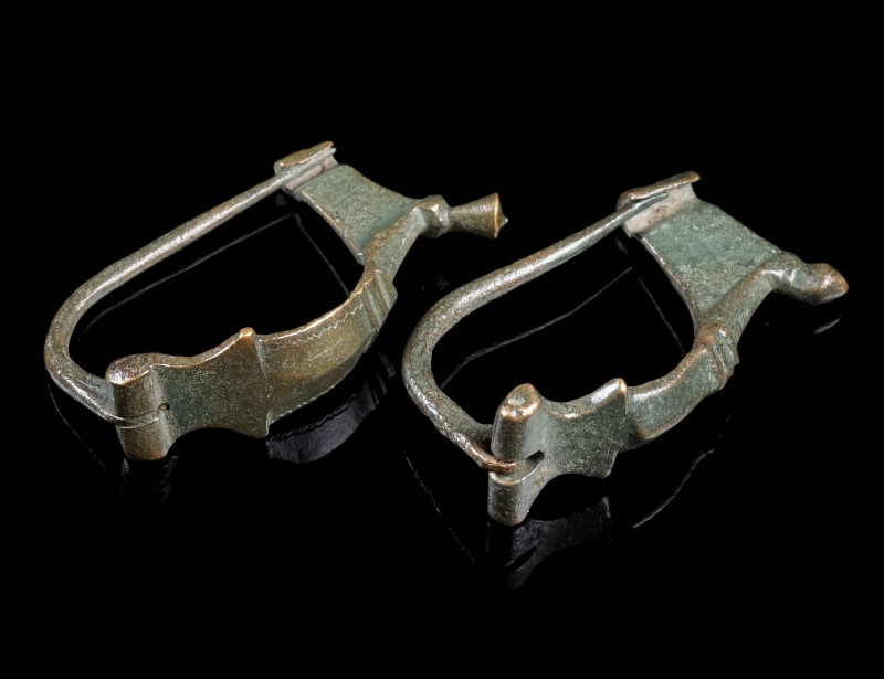 TWO ROMAN BRONZE BROOCHES
Circa 2nd-3rd century AD.
Two bow brooches with hing...