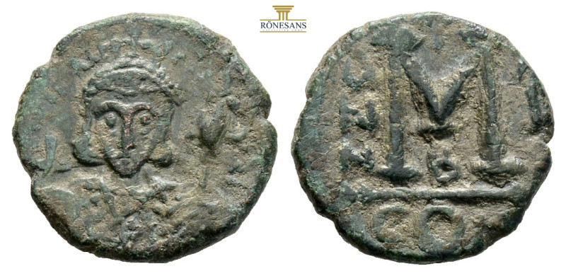 BYZANTINE. Philippicus, 711-713 AD. AE Follis (4,33 g; 20,5 mm) 
Obv. Bust of em...