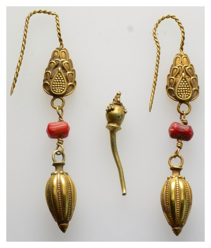 Ancient gold earring. 9,6 g. 65 mm.