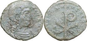 Magnentius (350-353). AE 18 mm, uncertain mint. Obv. Bare-headed, draped and cuirassed bust right. Rev. Large Chi-Rho flanked by A and ω. AE. 2.71 g. ...
