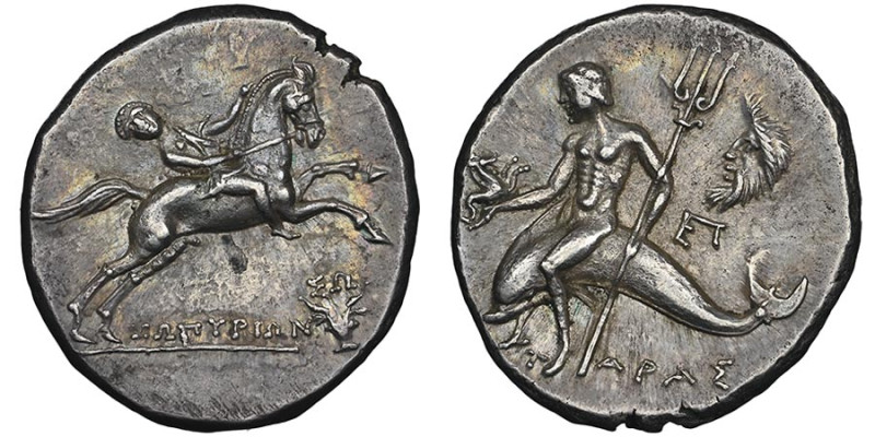 Nomos ou didrachme, Taras, 240-228 avant J.C.,
AG 6.39 g.
Avers : Jeune homme à ...