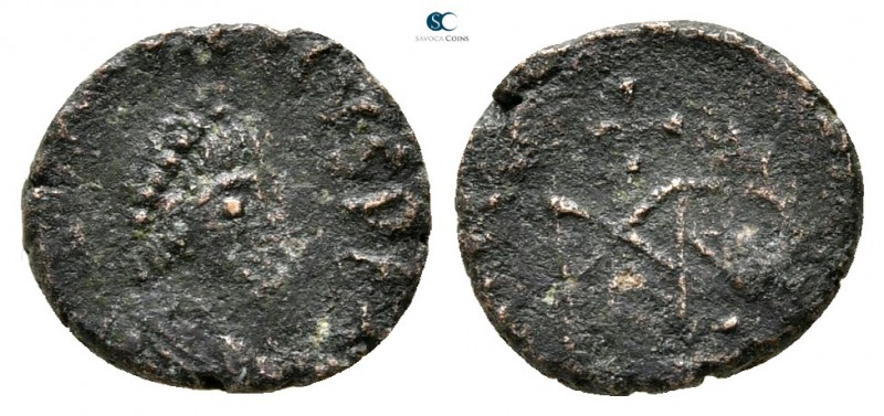 Marcian AD 450-457. Uncertain mint
Nummus Æ

10 mm., ,76 g.



nearly ver...