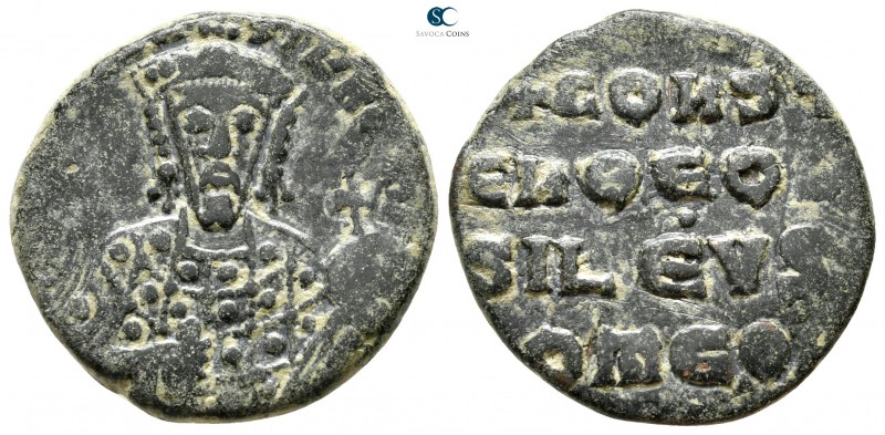 Constantine VII, Porphyrogenitus AD 913-959. Constantinople
Follis Æ

23 mm.,...