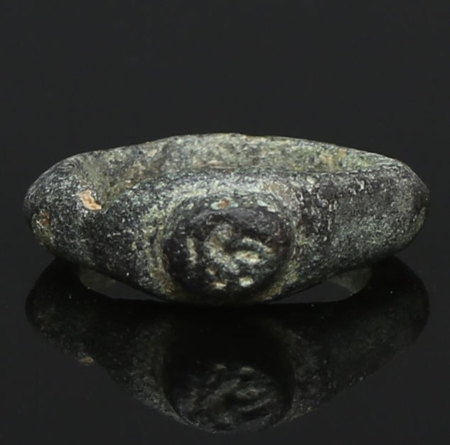 ITEM: Ring depicting an eagle
MATERIAL: Bronze
CULTURE: Roman
PERIOD: 2nd - 3...