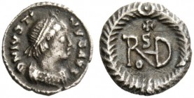 THE OSTROGOTHS 
 Theoderic, 493-526 
 Pseudo-Imperial Coinage. In the name of Justin I, 518-526 . Quarter siliqua, Roma or Ravenna 518-526, AR 0.61 ...