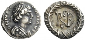 THE OSTROGOTHS
Amalasuntha, 534-535
Pseudo-Imperial Coinage. In the name of Justinian I, 527-565. Quarter siliqua, Ravenna 534-535, AR 0.71 g. DN IV...