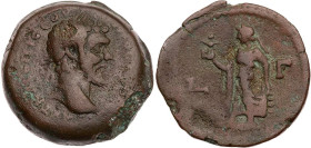 ÄGYPTEN ALEXANDRIA
Septimius Severus, 193-211 n. Chr. AE-Diobol 194/195 n. Chr. (= Jahr 3) Vs.: Kopf mit Lorbeerkranz n. r., Rs.: Elpis schreitet mit...
