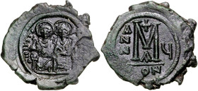 BYZANZ. 
IUSTINUS II. 565-578. AE-Follis 35mm ("5"= 569/570) 14,87g, Konstantinopel, 1. Off. Kaiserpaar thront v.v. D N IVSTI-NVS PP AVI / Wert M zw....