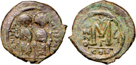 BYZANZ. 
IUSTINUS II. 565-578. AE-Follis 31/32mm ("5"= 569/570) 14,52g, Konstantinopel, 3. Off. Kaiserpaar thront v.v. D N IVSTI-NVS PP AVI / Wert M ...