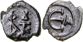 BYZANZ. 
IUSTINUS II. 565-578. AE-Penta 15mm 2,06g, Konstantinopel. Blockmonogramm für IOVCTINOC KAI CO FIA / Großes Wertzeichen E, daneben Offizinze...