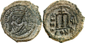 BYZANZ. 
TIBERIUS II. CONSTANTINUS 578-582. AE-Follis 32/30mm ("7"=&nbsp;580/581) 13,53g, Konstantinopel, 1. Offizin. Konsularbüste, in Trabea, mit K...