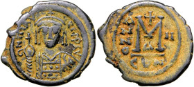 BYZANZ. 
MAURICIUS TIBERIUS 582-602. AE-Follis 29/32mm ("2"= 583/584) 11,5g, Konstantinopel, 1.&nbsp;Off. Panzerbüste v.v. 9&nbsp;N MAV-RC PP AV&nbsp...