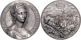 SAMMLUNG Königin Luise von Preussen. 
Luise v. Mecklenburg-Strelitz, Königin von Preußen 1797-1810. Medaille 1910 (o. Sign., v. K. Goetz) auf ihren 1...