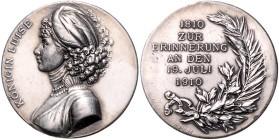 SAMMLUNG Königin Luise von Preussen. 
Luise v. Mecklenburg-Strelitz, Königin von Preußen 1797-1810. Medaille 1910 (b. M.u.W., St.) zum 100. Todestag,...