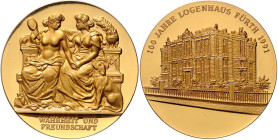 DEUTSCHE GEBIETE.
STÄDTE.
FÜRTH. Medaille 1991 der Loge "Wahrheit und Freundschaft". Das perspektiv. Gebäude / Bijou. Br?-vergoldet 50mm. .

vz-St...