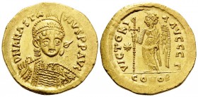 Anastasius I, 491-518. Solidus (Gold, 21 mm, 4.50 g, 6 h), Constantinople, 3rd officina (Γ), 507-518. D N ANASTA-SIVS P P AVG Helmeted and cuirassed b...