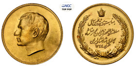 IRAN. Mohammed Riza Pahlevi, 1942-1979. Goldmedaille 1965 (= 1344 SH), unsigniert. Büste l.//Krone über Schrift, umher Lorbeer- und Eichenkranz. 36,95...