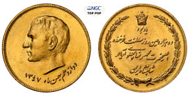 IRAN. Mohammed Riza Pahlevi, 1942-1979.Goldmedaille zu 2 1/2 Pahlevi 1968 (= 1347 SH), unsigniert, auf seine Krönung zum Kaiser an seinem 48. Geburtst...