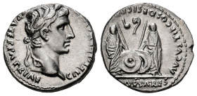 Augustus. Denarius. 7-6 a. C. Lugdunum. (Ffc-22). (Ric-207). (Cal-852). Anv.: CAESAR (AVGVSTVS DIVI. F).PATER. PATRIAE, his laureate head right. Rev.:...