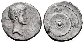 Augustus. Denarius. 31 BC. Cyrenaica. (Ffc-101). (Ric-543a). (Cal-682). Anv.: Bare head of Augustus right. Rev.: IMP., above round shield dividing (CA...
