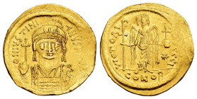 Justinian I. Solidus. 545-565 AD. Constantinople. (MIBE-7). (Doc-9j). (Sear-140). Anv.: D N IVSTINIANVS P P AVC, helmeted and cuirassed bust facing, h...
