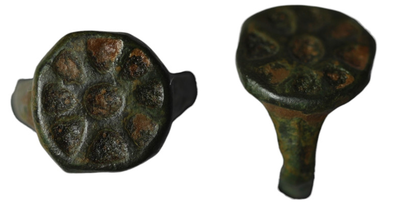 Ancient ring decorated with rosette
(20mm, 4,86g)