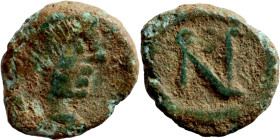 Leo I (457-474AD) AE nummus Oversebv: draped, cuirassed and pearl-diademed bust right rev: Latin monogram of Leo within wreath

9mm 0,73g