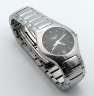 LONGINES. Opposition Lady. Referenza L3 125 4. Cal. al quarzo. Cassa in acciaio con diametro da 26mm. Dial nero con indici a bastone applicati. Ore e ...