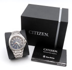 CITIZEN Eco Drive. Movimento al quarzo. Referenza BJ5130-58L- Cassa in titanio con diametro da 43mm. Dial blu con finestra per la data al 3. Bracciale...