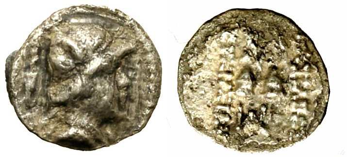 BACTRIA. Eucratide (170-145 a. C.) Obolo (g. 0,63) Busto elmato a ds. R/ Cappell...