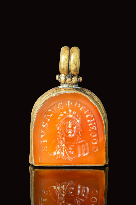 RARE BYZANTINE GOLD PENDANT WITH CARNELIAN INTAGLIO DEPICTING THEODOSIUS

 Ca....