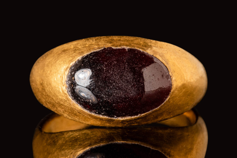 MEROVINGIAN GOLD RING WITH LARGE OVAL GARNET CABOCHON

 Ca. AD 400 - 600 A Mer...