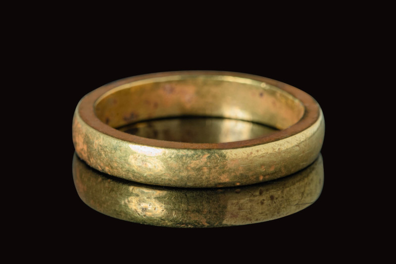 SAXON ERA GOLD RING

 Ca. AD 400 - 600 A Saxon Era solid gold ring with a roun...