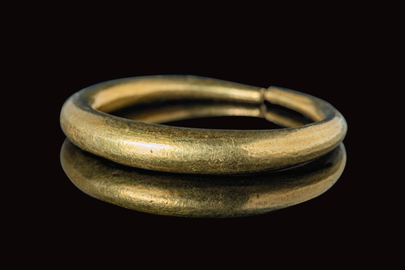 SAXON ERA GOLD RING

 Ca. AD 400 - 600 A Saxon Era solid gold ring with a poli...