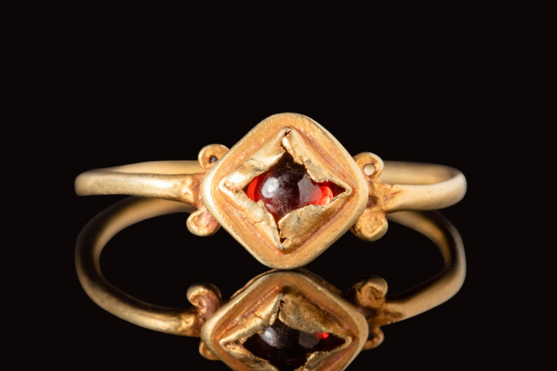 RENAISSANCE GOLD RING WITH RED GARNET

 Ca. AD 1400 - 1600 A Renaissance gold ...