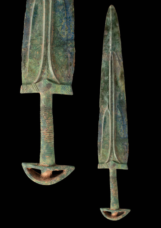 ANCIENT BRONZE AGE SWORD WITH HANDLE

 Ca. 2000 - 1000 BC A bronze sword made ...